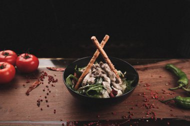 Taze salata tabağı ile karışık yeşillik