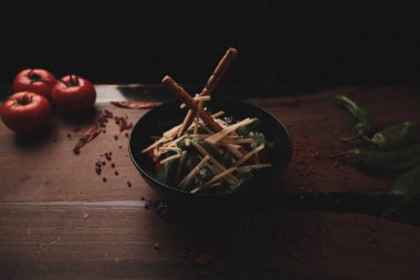 Taze salata tabağı ile karışık yeşillik