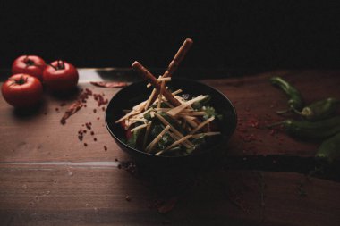 Taze salata tabağı ile karışık yeşillik