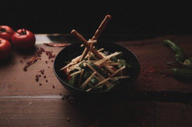 Taze salata tabağı ile karışık yeşillik