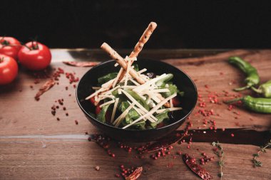 Taze salata tabağı ile karışık yeşillik