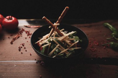 Taze salata tabağı ile karışık yeşillik