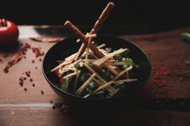 Taze salata tabağı ile karışık yeşillik