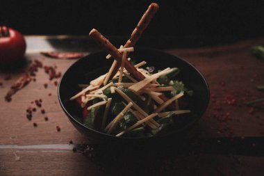 Taze salata tabağı ile karışık yeşillik