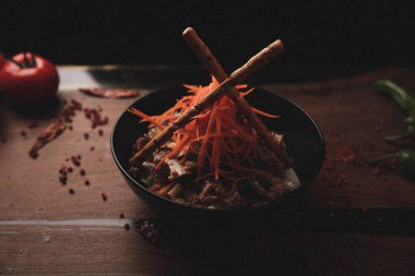 Taze salata tabağı ile karışık yeşillik