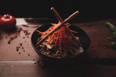 Taze salata tabağı ile karışık yeşillik