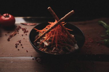 Taze salata tabağı ile karışık yeşillik