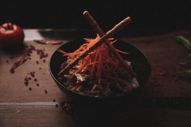 Taze salata tabağı ile karışık yeşillik