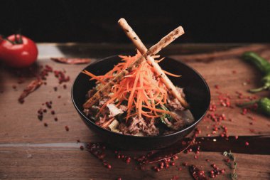 Taze salata tabağı ile karışık yeşillik