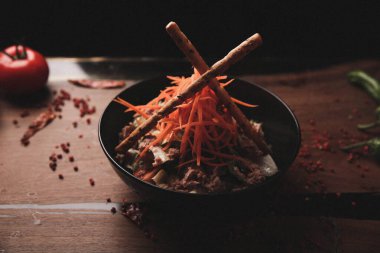 Taze salata tabağı ile karışık yeşillik