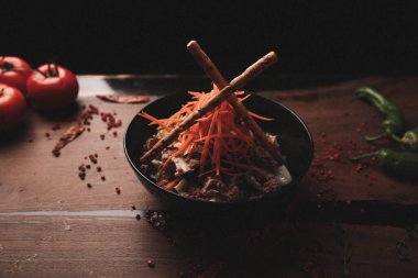 Taze salata tabağı ile karışık yeşillik