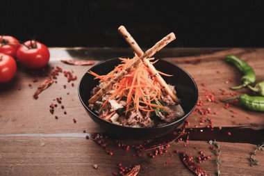 Taze salata tabağı ile karışık yeşillik