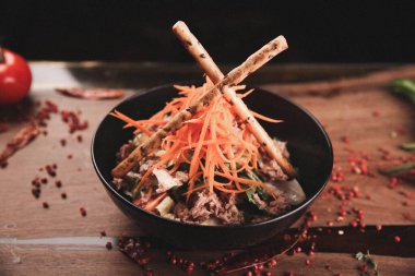 Taze salata tabağı ile karışık yeşillik