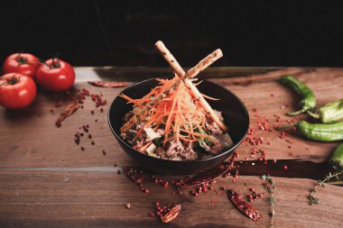 Taze salata tabağı ile karışık yeşillik