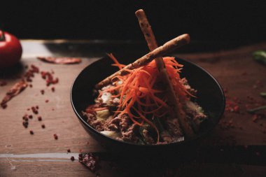 Taze salata tabağı ile karışık yeşillik