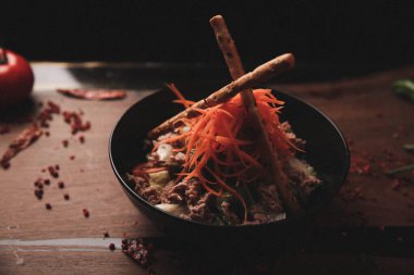 Taze salata tabağı ile karışık yeşillik