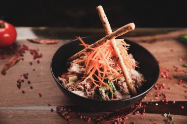 Taze salata tabağı ile karışık yeşillik