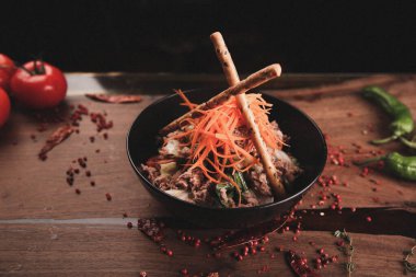 Taze salata tabağı ile karışık yeşillik