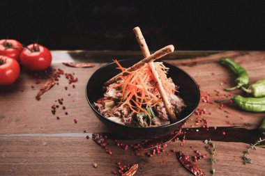 Taze salata tabağı ile karışık yeşillik