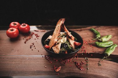 Taze salata tabağı ile karışık yeşillik