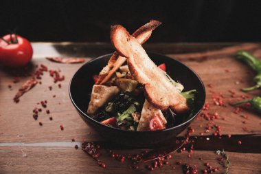 Taze salata tabağı ile karışık yeşillik