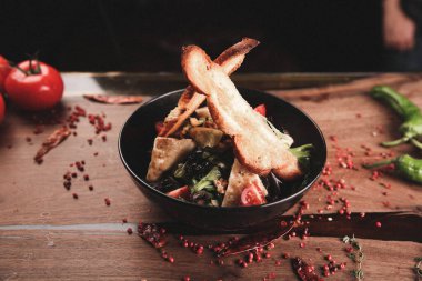 Taze salata tabağı ile karışık yeşillik