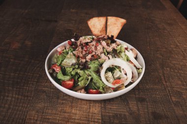 Taze salata tabağı ile karışık yeşillik