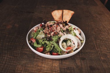 Taze salata tabağı ile karışık yeşillik