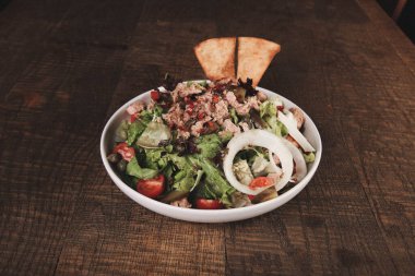 Taze salata tabağı ile karışık yeşillik