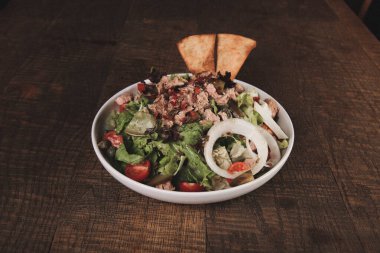 Taze salata tabağı ile karışık yeşillik