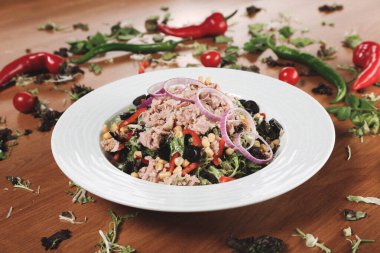 Taze salata tabağı ile karışık yeşillik