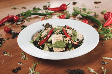 Taze salata tabağı ile karışık yeşillik