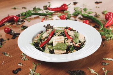 Taze salata tabağı ile karışık yeşillik