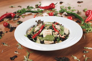 Taze salata tabağı ile karışık yeşillik