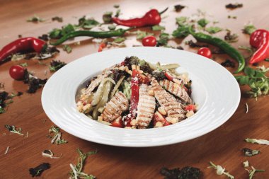 Taze salata tabağı ile karışık yeşillik