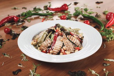 Taze salata tabağı ile karışık yeşillik