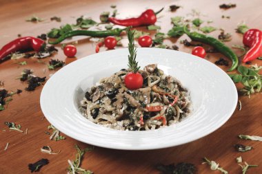 Taze salata tabağı ile karışık yeşillik