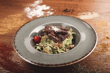 Taze salata tabağı ile karışık yeşillik