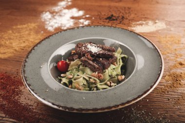 Taze salata tabağı ile karışık yeşillik