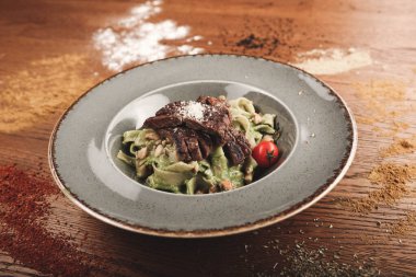 Taze salata tabağı ile karışık yeşillik