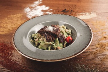 Taze salata tabağı ile karışık yeşillik