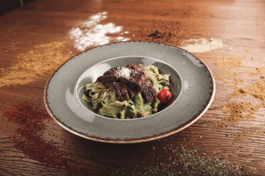 Taze salata tabağı ile karışık yeşillik