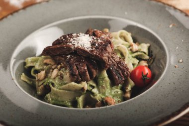 Taze salata tabağı ile karışık yeşillik