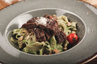 Taze salata tabağı ile karışık yeşillik