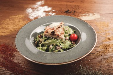 Taze salata tabağı ile karışık yeşillik