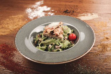 Taze salata tabağı ile karışık yeşillik