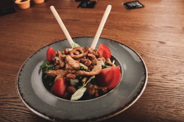 Taze salata tabağı ile karışık yeşillik