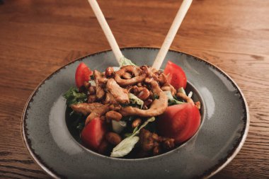 Taze salata tabağı ile karışık yeşillik