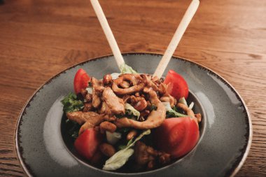 Taze salata tabağı ile karışık yeşillik