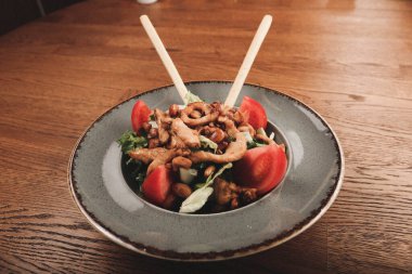 Taze salata tabağı ile karışık yeşillik